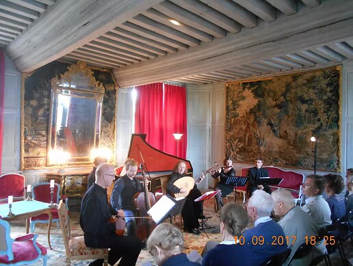 Les Menus-Plaisirs du Roy in concert in a salon of the château de Talcy