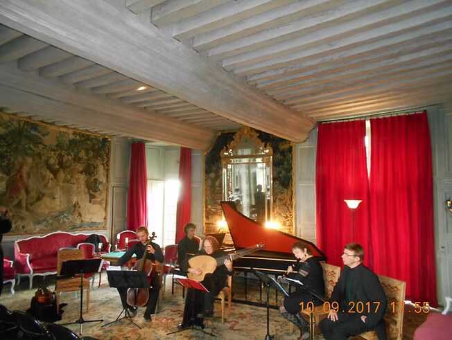 The ensemble and its early instruments in the tapestry salon of the château de Talcy